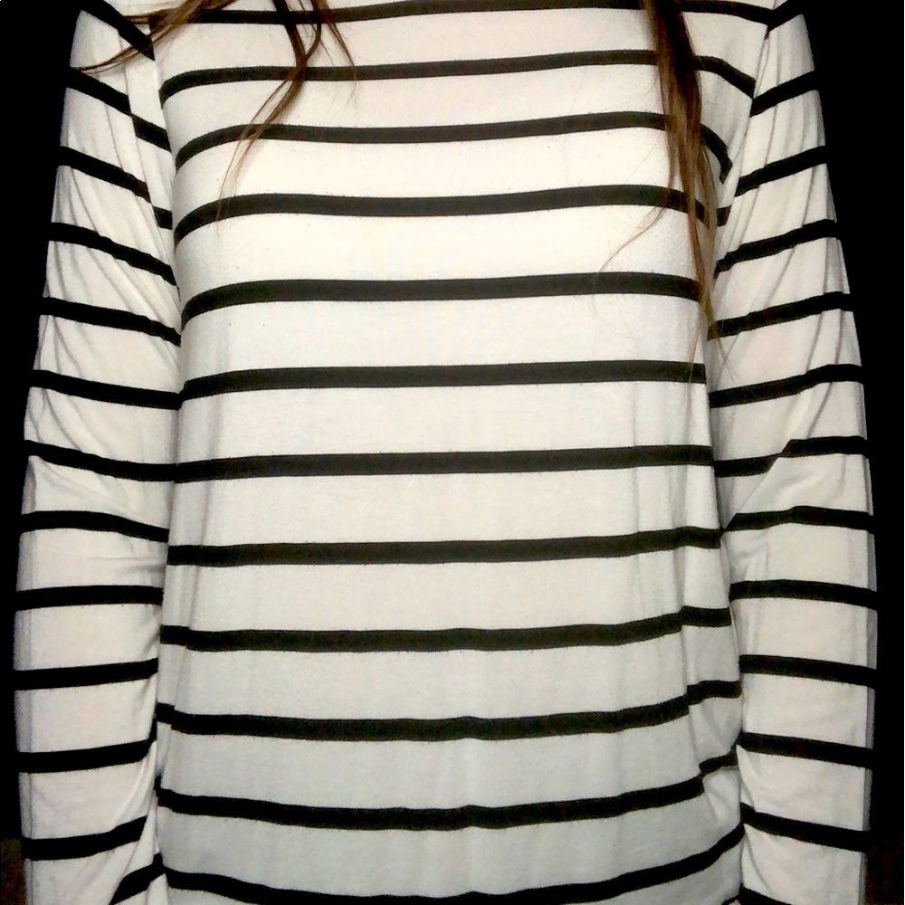 Black and white striped tee🖤🤍